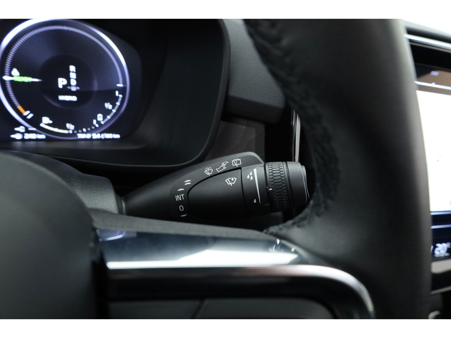 Volvo XC40 1.5 T4 Plug-in hybrid Ultimate Dark | Facelift | Pano-dak | H&K Audio | 20 inch | elek. stoelen | stoel + stuurverw. |