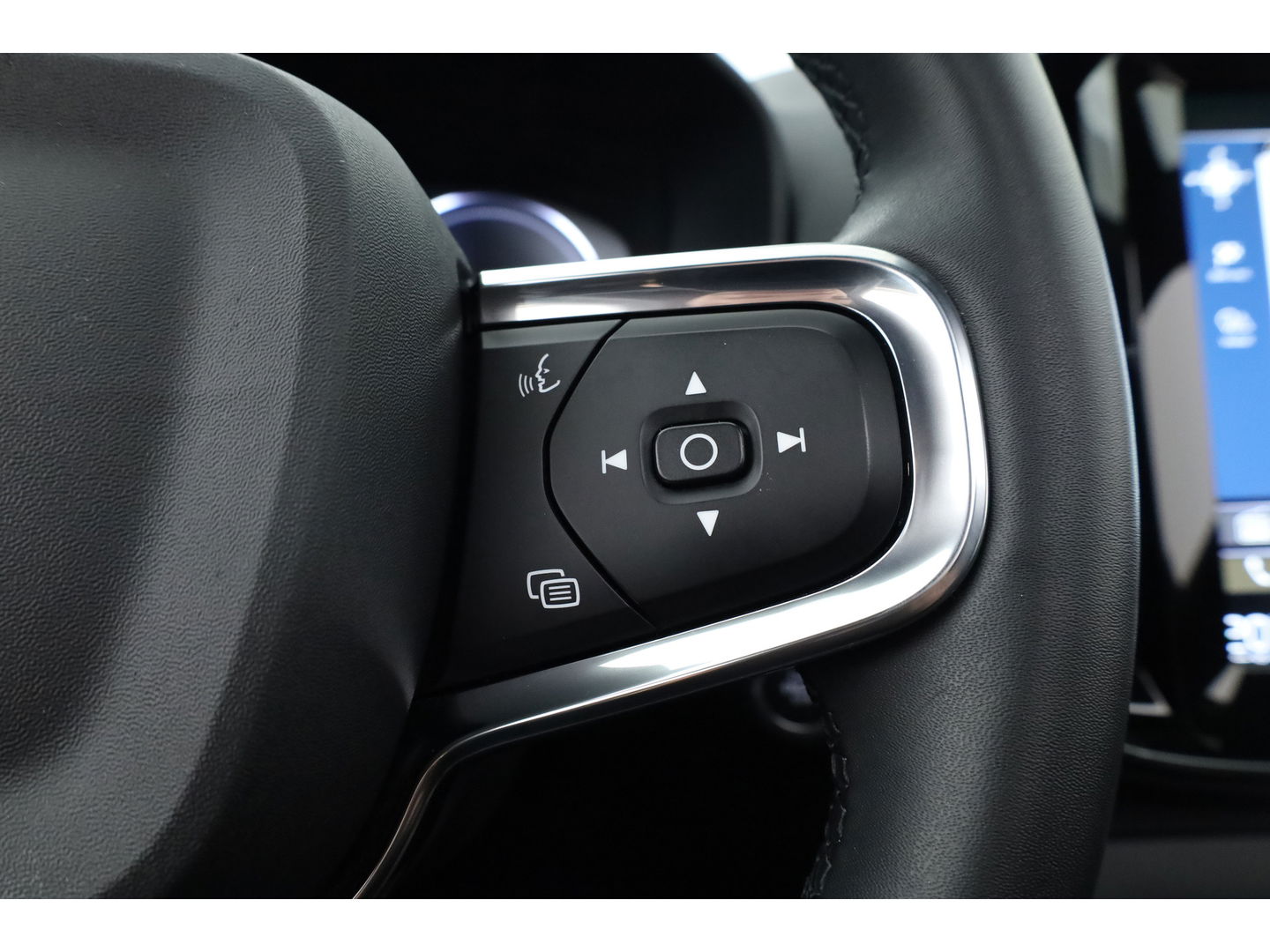 Volvo XC40 1.5 T4 Plug-in hybrid Ultimate Dark | Facelift | Pano-dak | H&K Audio | 20 inch | elek. stoelen | stoel + stuurverw. |