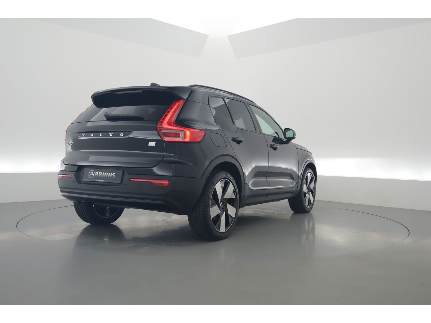 Volvo XC40 1.5 T4 Plug-in hybrid Ultimate Dark | Facelift | Pano-dak | H&K Audio | 20 inch | elek. stoelen | stoel + stuurverw. |