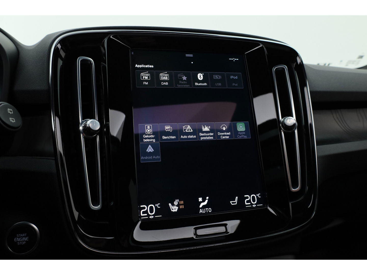 Volvo XC40 1.5 T4 Plug-in hybrid Ultimate Dark | Facelift | Pano-dak | H&K Audio | 20 inch | elek. stoelen | stoel + stuurverw. |