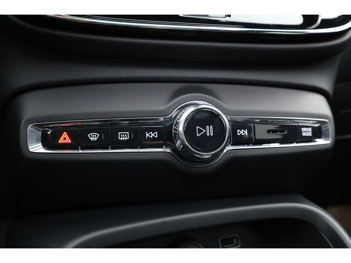 Volvo XC40 1.5 T4 Plug-in hybrid Ultimate Dark | Facelift | Pano-dak | H&K Audio | 20 inch | elek. stoelen | stoel + stuurverw. |