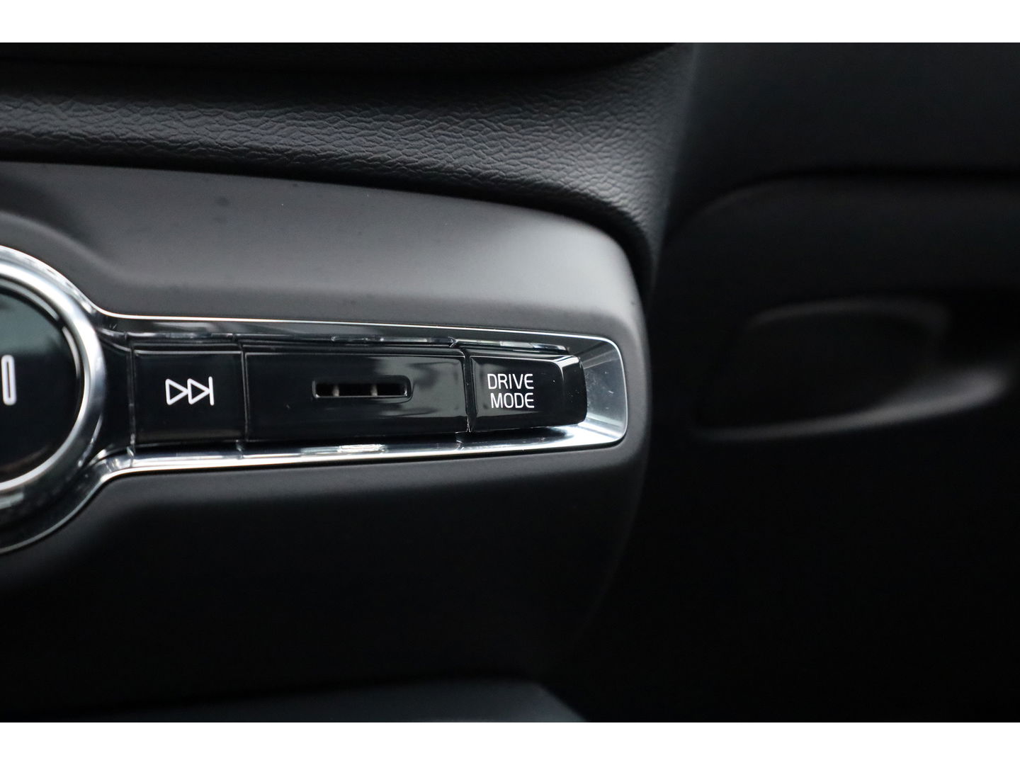 Volvo XC40 1.5 T4 Plug-in hybrid Ultimate Dark | Facelift | Pano-dak | H&K Audio | 20 inch | elek. stoelen | stoel + stuurverw. |