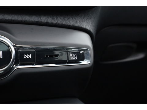 Volvo XC40 1.5 T4 Plug-in hybrid Ultimate Dark | Facelift | Pano-dak | H&K Audio | 20 inch | elek. stoelen | stoel + stuurverw. |