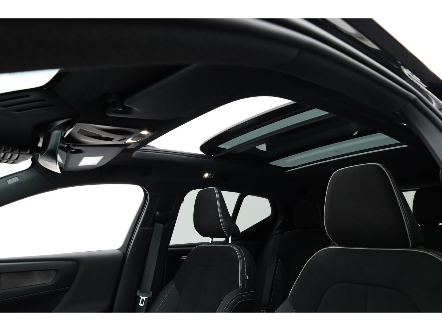 Volvo XC40 1.5 T4 Plug-in hybrid Ultimate Dark | Facelift | Pano-dak | H&K Audio | 20 inch | elek. stoelen | stoel + stuurverw. |