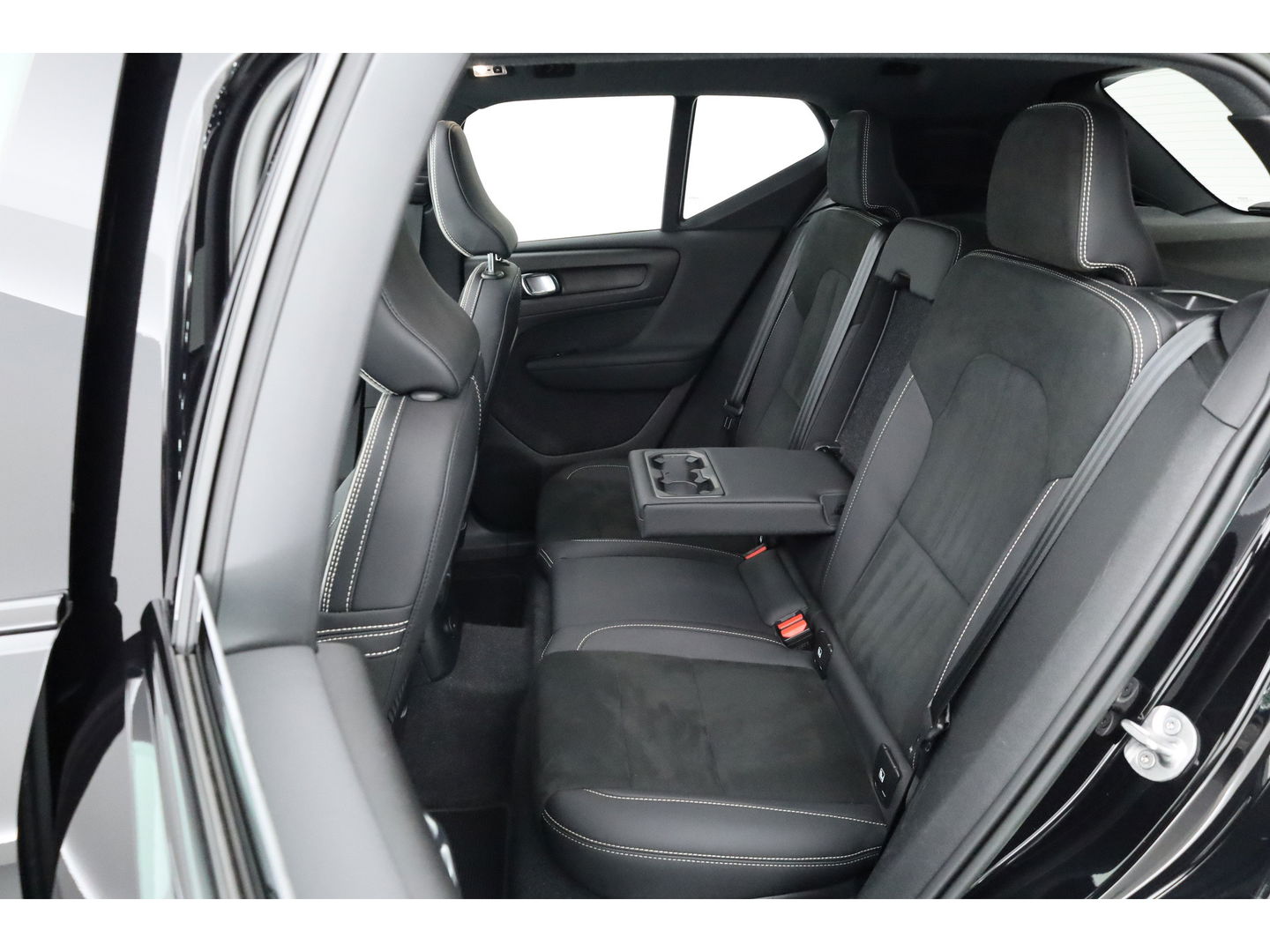 Volvo XC40 1.5 T4 Plug-in hybrid Ultimate Dark | Facelift | Pano-dak | H&K Audio | 20 inch | elek. stoelen | stoel + stuurverw. |
