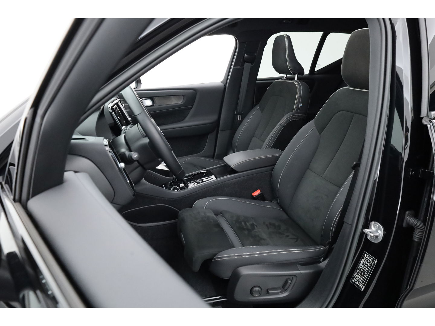 Volvo XC40 1.5 T4 Plug-in hybrid Ultimate Dark | Facelift | Pano-dak | H&K Audio | 20 inch | elek. stoelen | stoel + stuurverw. |