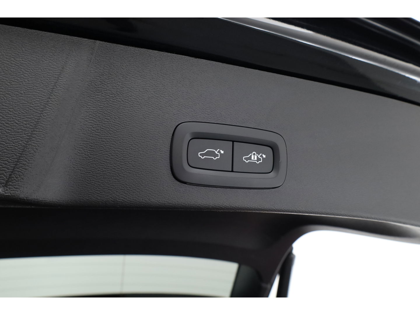 Volvo XC40 1.5 T4 Plug-in hybrid Ultimate Dark | Facelift | Pano-dak | H&K Audio | 20 inch | elek. stoelen | stoel + stuurverw. |