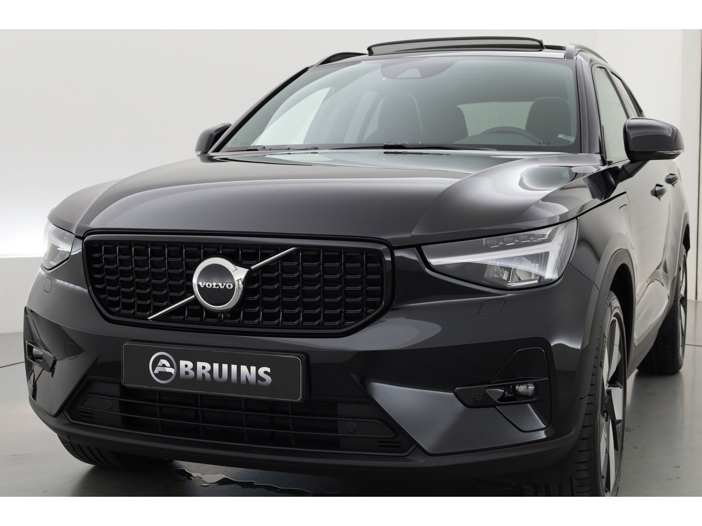 Volvo XC40 1.5 T4 Plug-in hybrid Ultimate Dark | Facelift | Pano-dak | H&K Audio | 20 inch | elek. stoelen | stoel + stuurverw. |