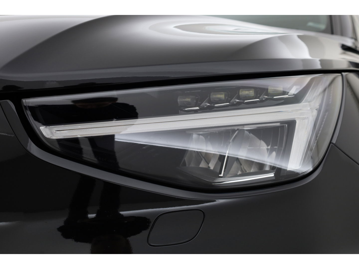 Volvo XC40 1.5 T4 Plug-in hybrid Ultimate Dark | Facelift | Pano-dak | H&K Audio | 20 inch | elek. stoelen | stoel + stuurverw. |