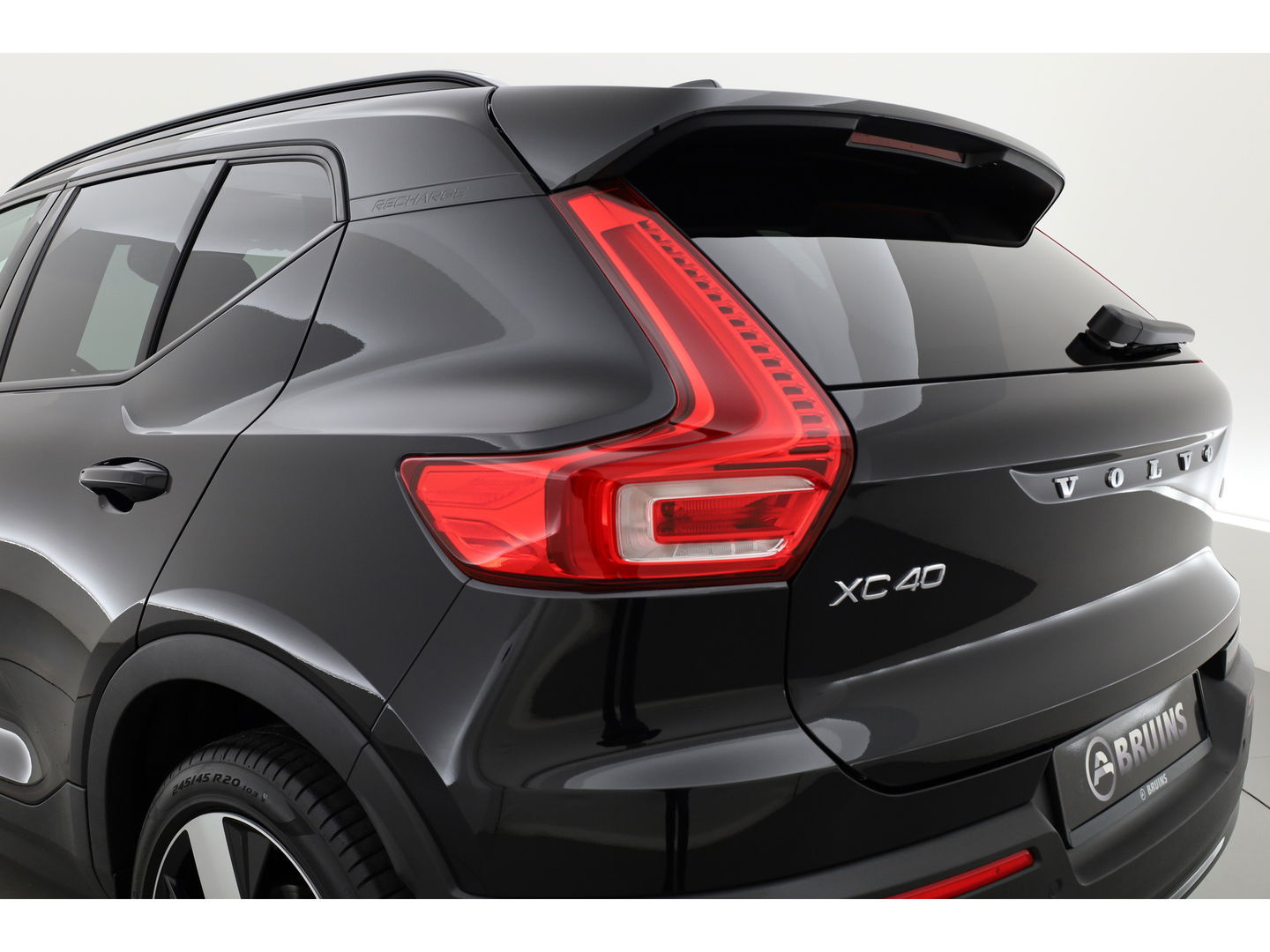 Volvo XC40 1.5 T4 Plug-in hybrid Ultimate Dark | Facelift | Pano-dak | H&K Audio | 20 inch | elek. stoelen | stoel + stuurverw. |