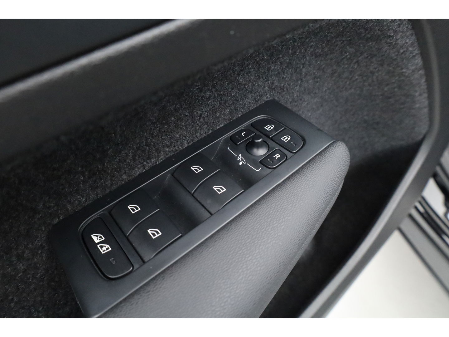 Volvo XC40 1.5 T4 Plug-in hybrid Ultimate Dark | Facelift | Pano-dak | H&K Audio | 20 inch | elek. stoelen | stoel + stuurverw. |