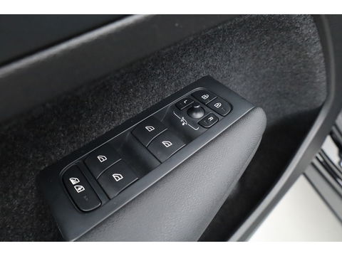 Volvo XC40 1.5 T4 Plug-in hybrid Ultimate Dark | Facelift | Pano-dak | H&K Audio | 20 inch | elek. stoelen | stoel + stuurverw. |