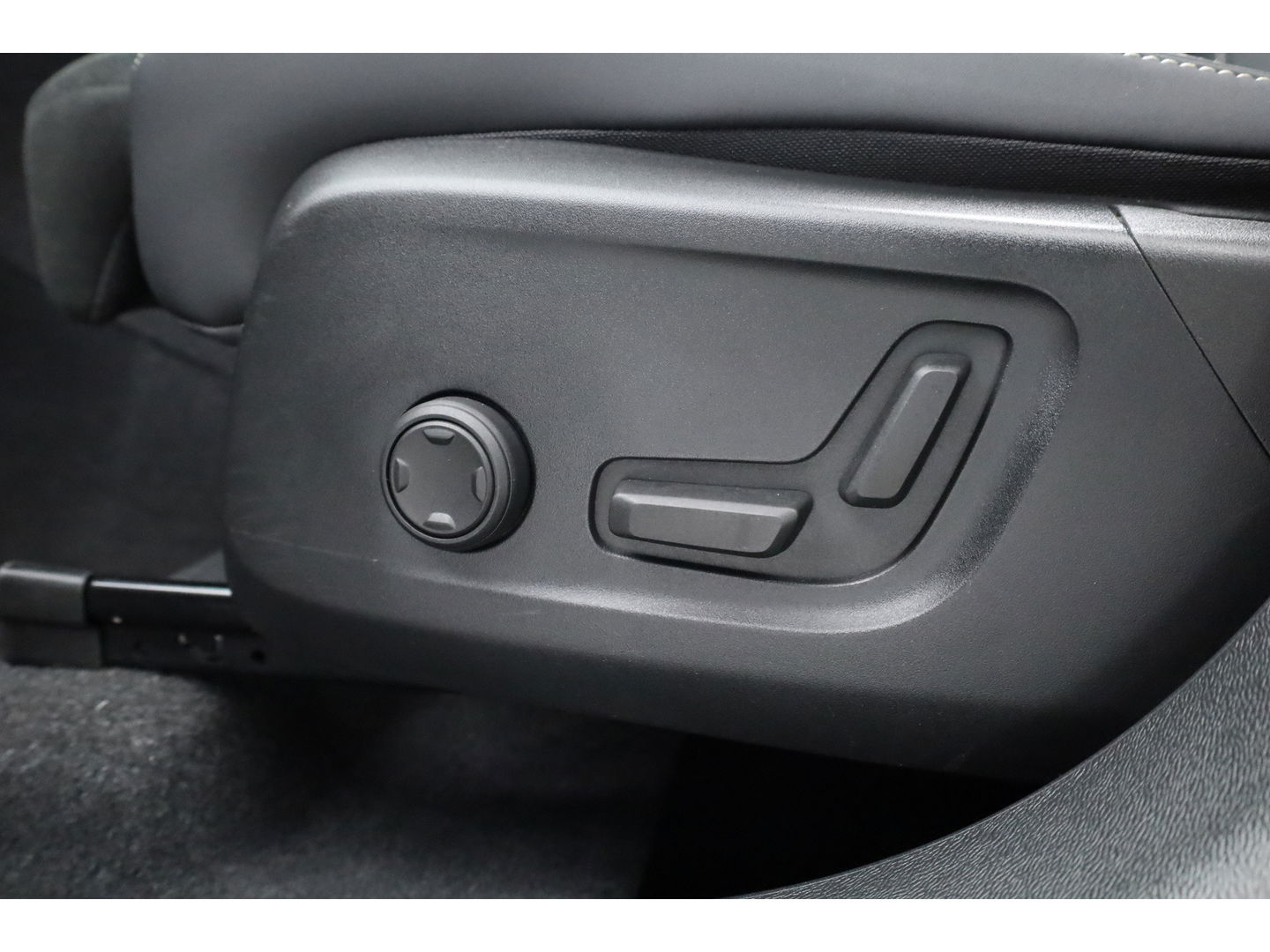 Volvo XC40 1.5 T4 Plug-in hybrid Ultimate Dark | Facelift | Pano-dak | H&K Audio | 20 inch | elek. stoelen | stoel + stuurverw. |