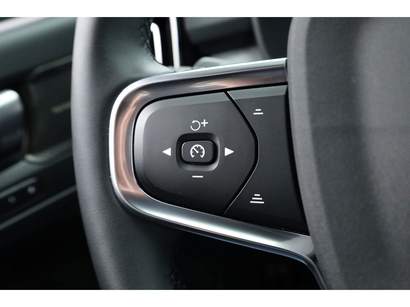 Volvo XC40 1.5 T5 Plug-in hybrid Plus Bright | Facelift | Trekhaak | H&K Audio | elek. stoelen + verwarm. |