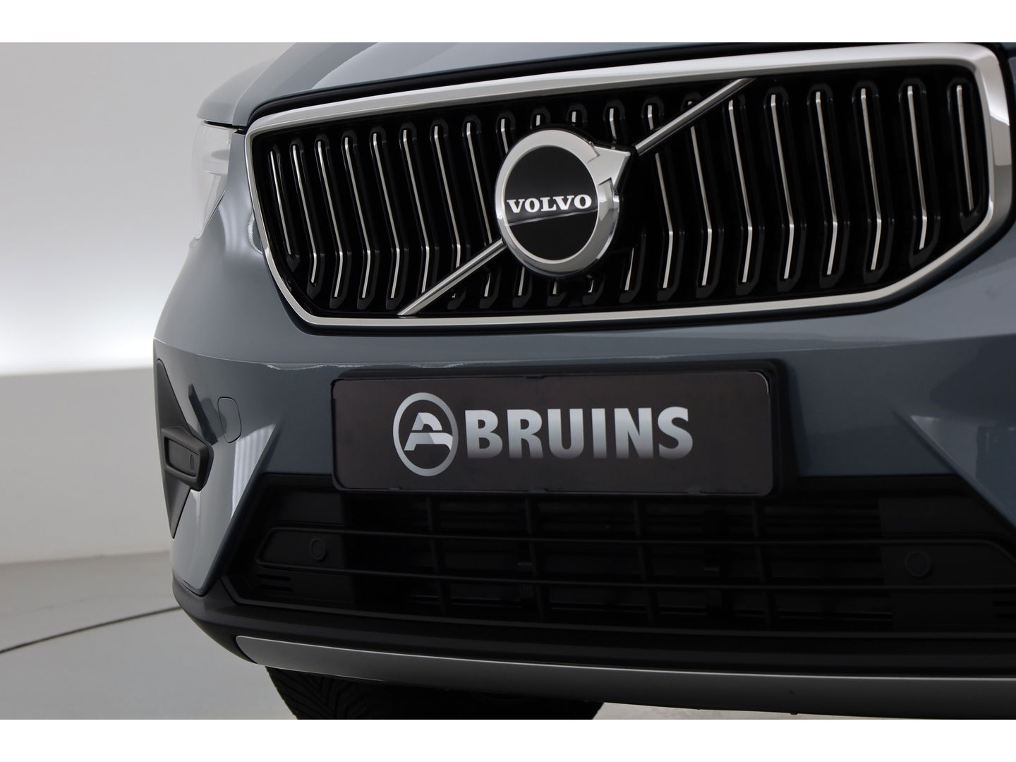 Volvo XC40 1.5 T5 Plug-in hybrid Plus Bright | Facelift | Trekhaak | H&K Audio | elek. stoelen + verwarm. |