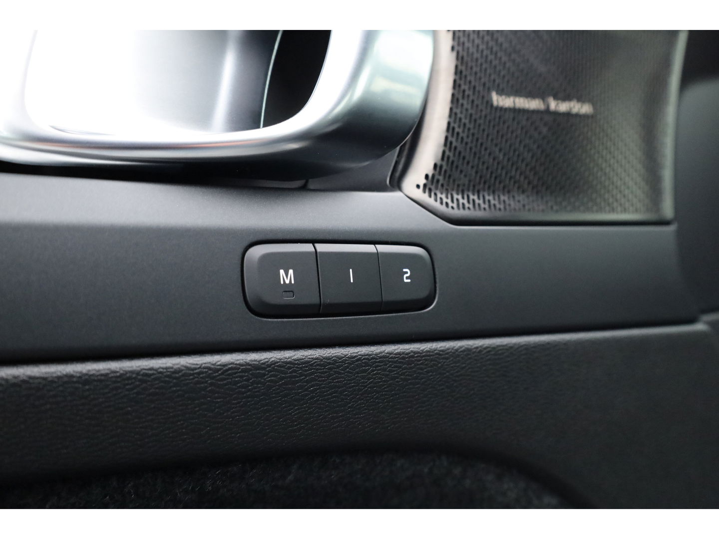 Volvo XC40 1.5 T5 Plug-in hybrid Plus Bright | Facelift | Trekhaak | H&K Audio | elek. stoelen + verwarm. |