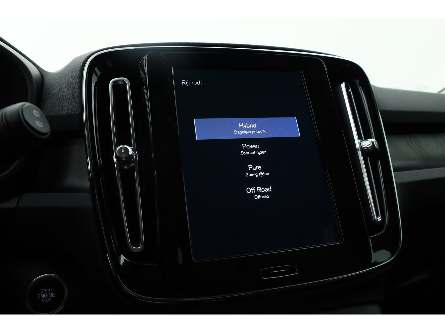 Volvo XC40 1.5 T5 Plug-in hybrid Plus Dark | Facelift | Leer | ACC | H&K Audio | elek. stoelen | Blis |