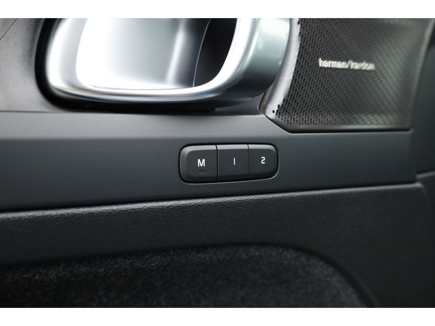 Volvo XC40 1.5 T5 Plug-in hybrid Plus Dark | Facelift | Leer | ACC | H&K Audio | elek. stoelen | Blis |