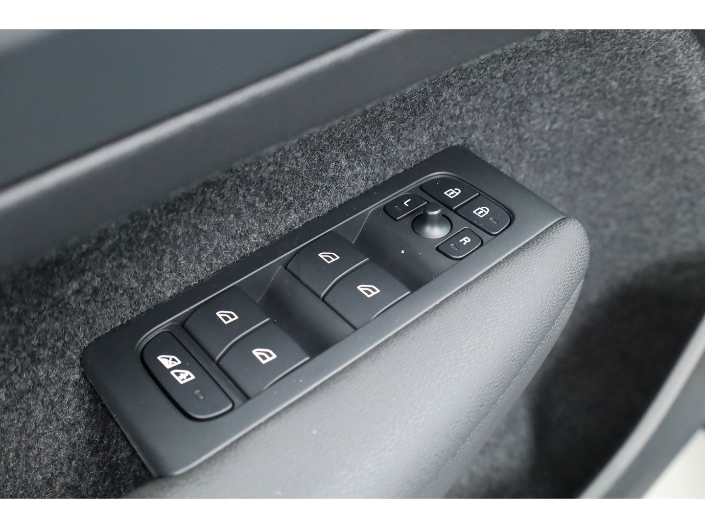 Volvo XC40 1.5 T5 Plug-in hybrid Plus Dark | Facelift | Leer | ACC | H&K Audio | elek. stoelen | Blis |