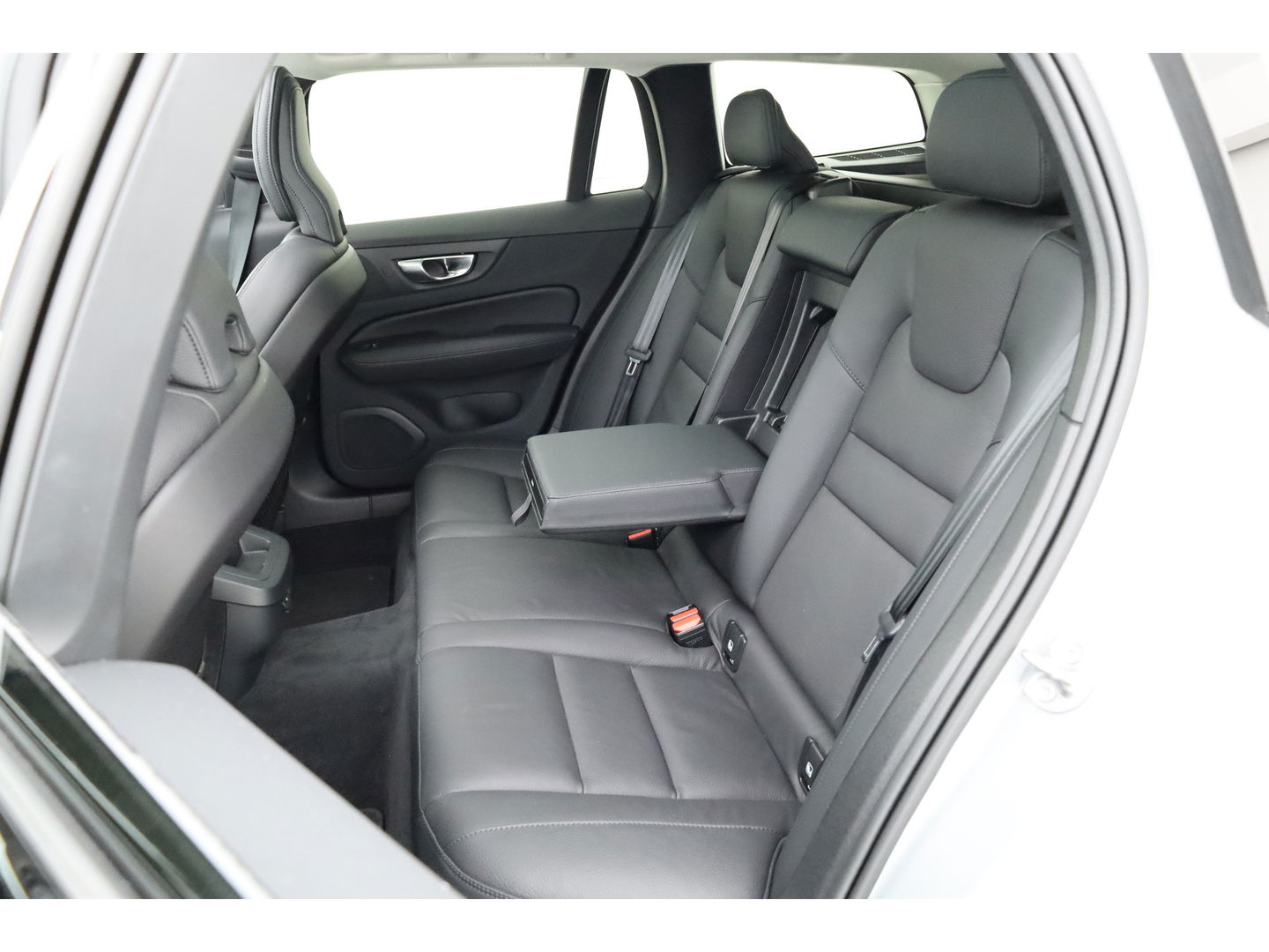 Volvo V60 2.0 B4 Plus Dark | Pano | Dodehoek | H&K | Adapt. Cruise | CarPlay | Trekhaak | All Season