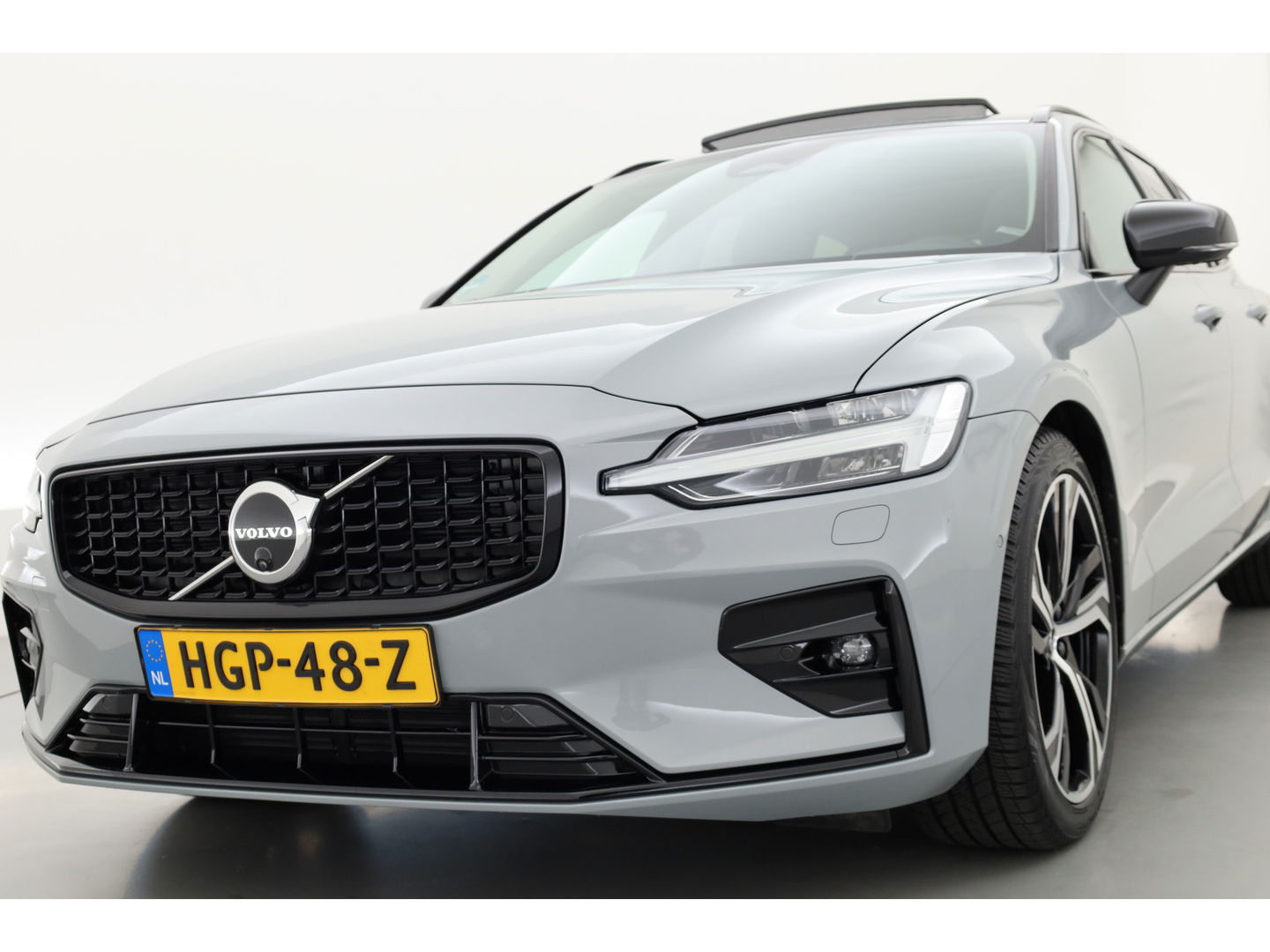 Volvo V60 2.0 B4 Plus Dark | Pano | Dodehoek | H&K | Adapt. Cruise | CarPlay | Trekhaak | All Season