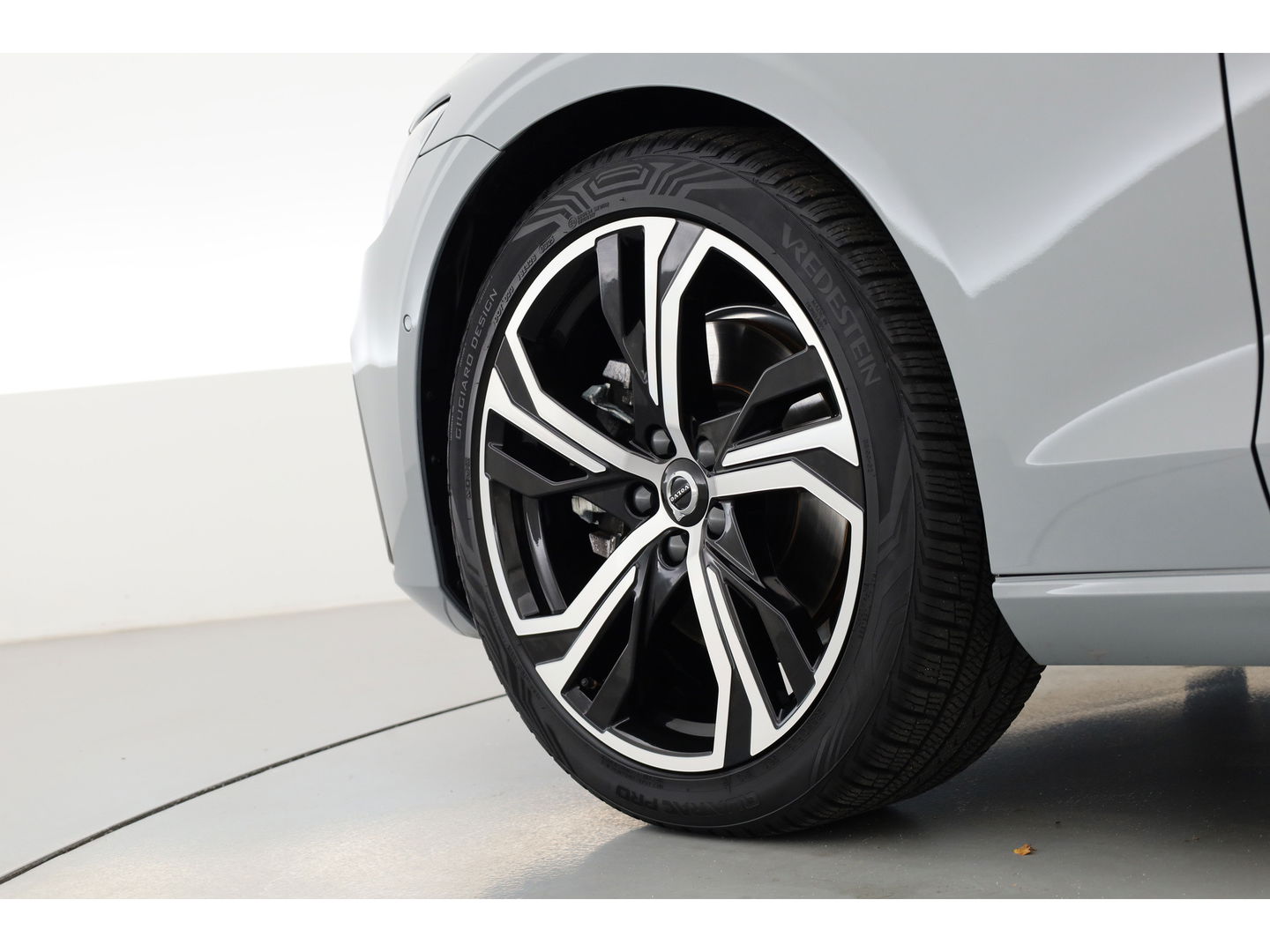 Volvo V60 2.0 B4 Plus Dark | Pano | Dodehoek | H&K | Adapt. Cruise | CarPlay | Trekhaak | All Season