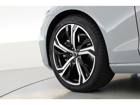 Volvo V60 2.0 B4 Plus Dark | Pano | Dodehoek | H&K | Adapt. Cruise | CarPlay | Trekhaak | All Season