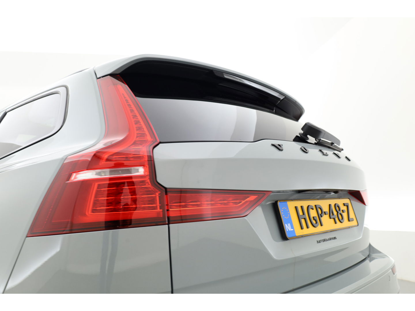 Volvo V60 2.0 B4 Plus Dark | Pano | Dodehoek | H&K | Adapt. Cruise | CarPlay | Trekhaak | All Season