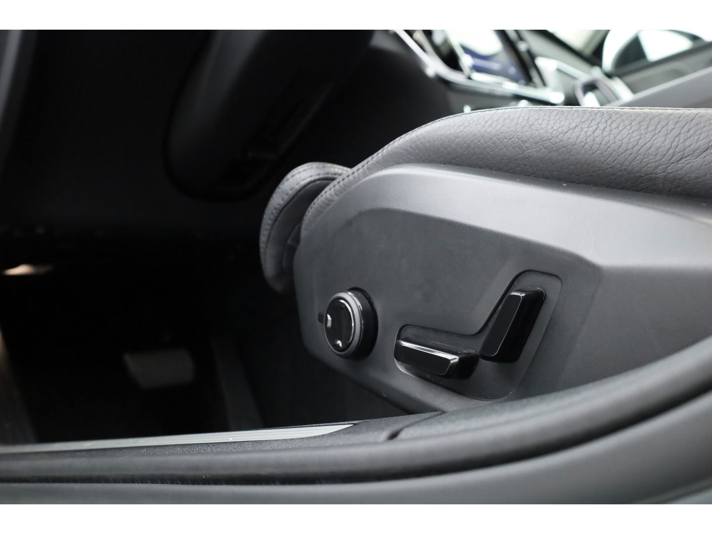 Volvo V60 2.0 B4 Plus Dark | Pano | Dodehoek | H&K | Adapt. Cruise | CarPlay | Trekhaak | All Season