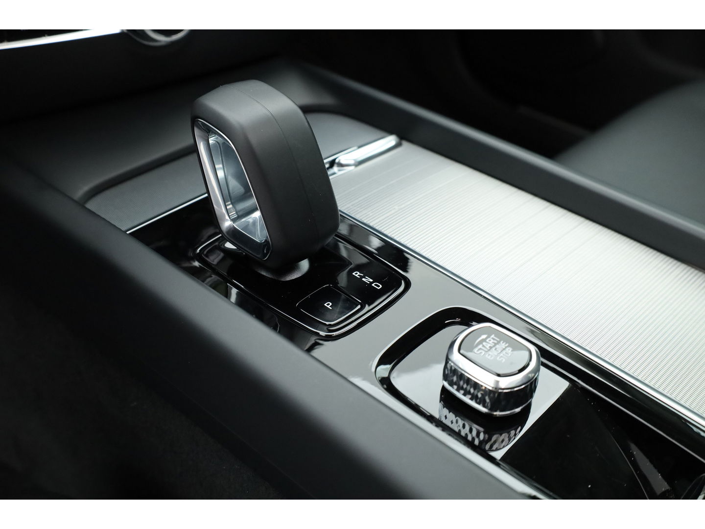 Volvo V60 2.0 B4 Plus Dark | Pano | Dodehoek | H&K | Adapt. Cruise | CarPlay | Trekhaak | All Season