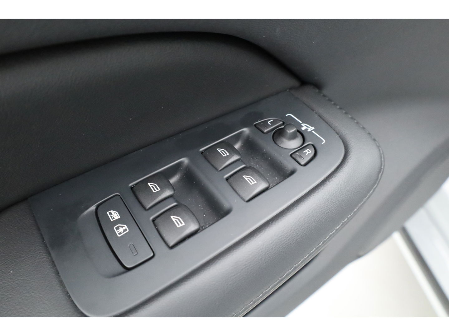 Volvo V60 2.0 B4 Plus Dark | Pano | Dodehoek | H&K | Adapt. Cruise | CarPlay | Trekhaak | All Season