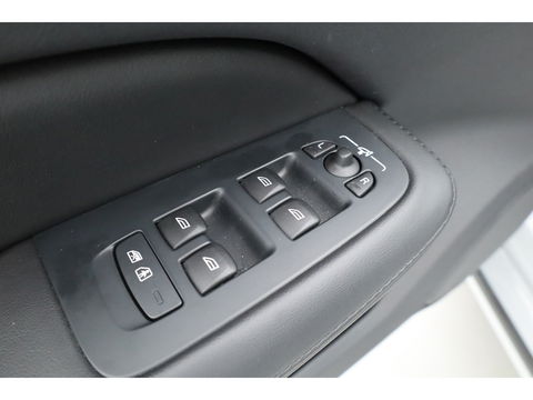 Volvo V60 2.0 B4 Plus Dark | Pano | Dodehoek | H&K | Adapt. Cruise | CarPlay | Trekhaak | All Season