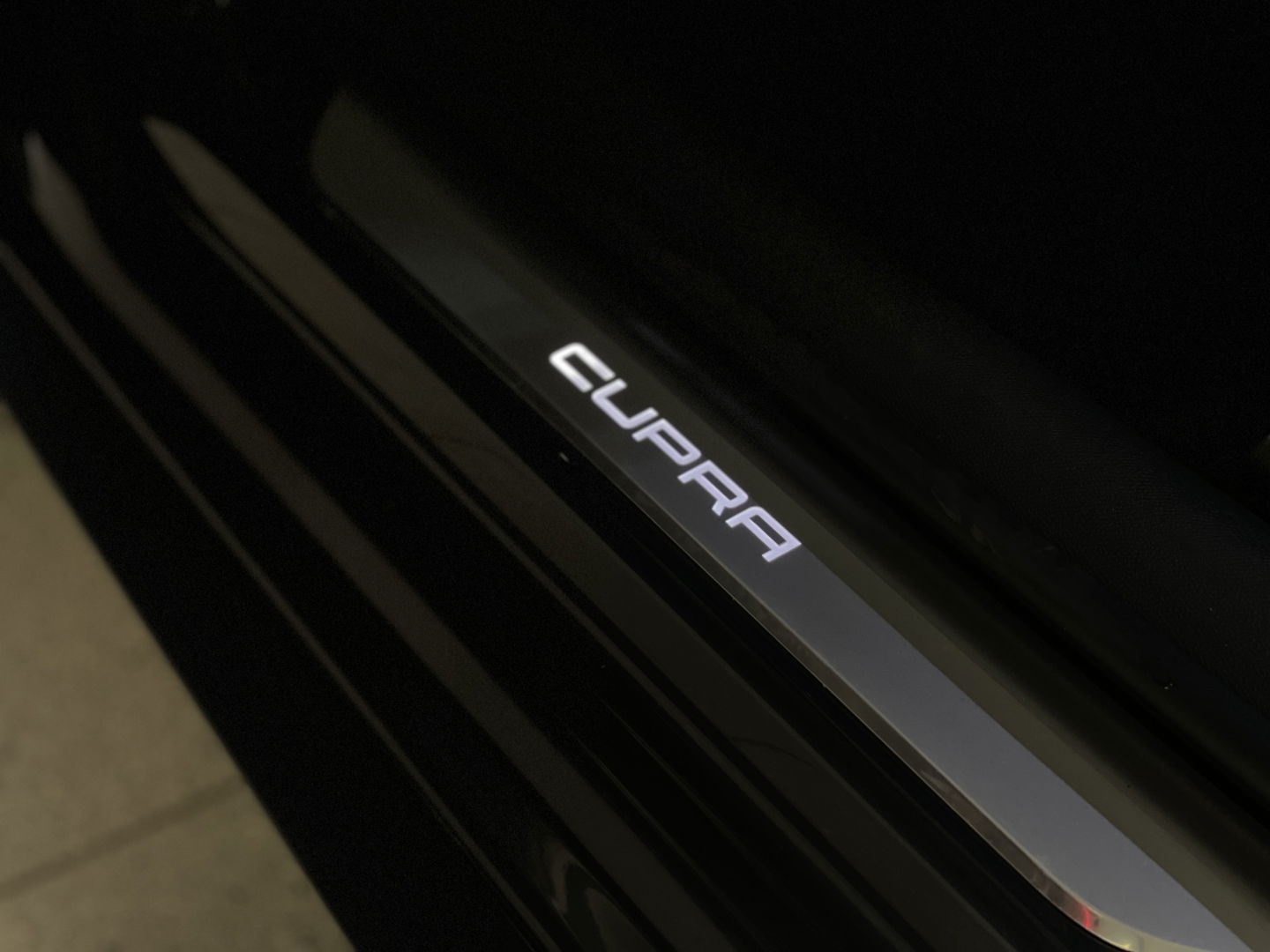 CUPRA Leon 1.4 e-Hybrid VZ Adrenaline | Apple Carplay | Android Auto | Stoelverwarming | Stuurwielverwarming | DAB | Camera | Lane Assist | Adaptieve Cruise Control | LED | Sfeerverlichting |