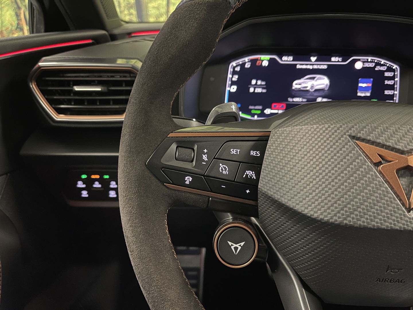 CUPRA Leon 1.4 e-Hybrid VZ Adrenaline | Apple Carplay | Android Auto | Stoelverwarming | Stuurwielverwarming | DAB | Camera | Lane Assist | Adaptieve Cruise Control | LED | Sfeerverlichting |