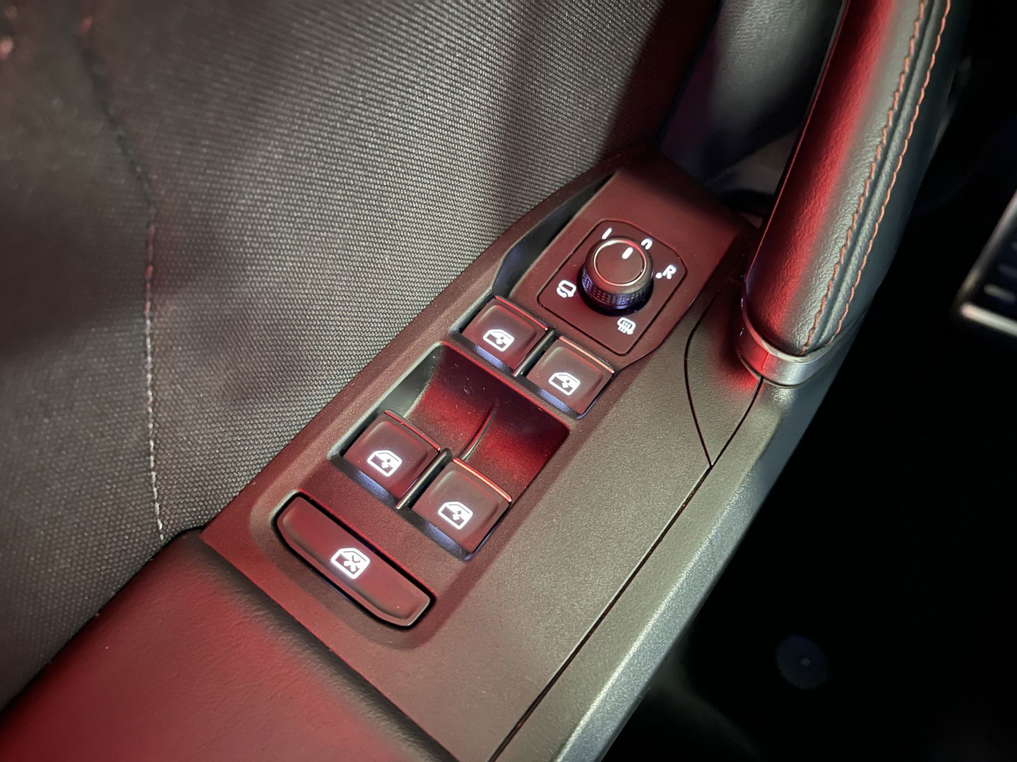 CUPRA Leon 1.4 e-Hybrid VZ Adrenaline | Apple Carplay | Android Auto | Stoelverwarming | Stuurwielverwarming | DAB | Camera | Lane Assist | Adaptieve Cruise Control | LED | Sfeerverlichting |