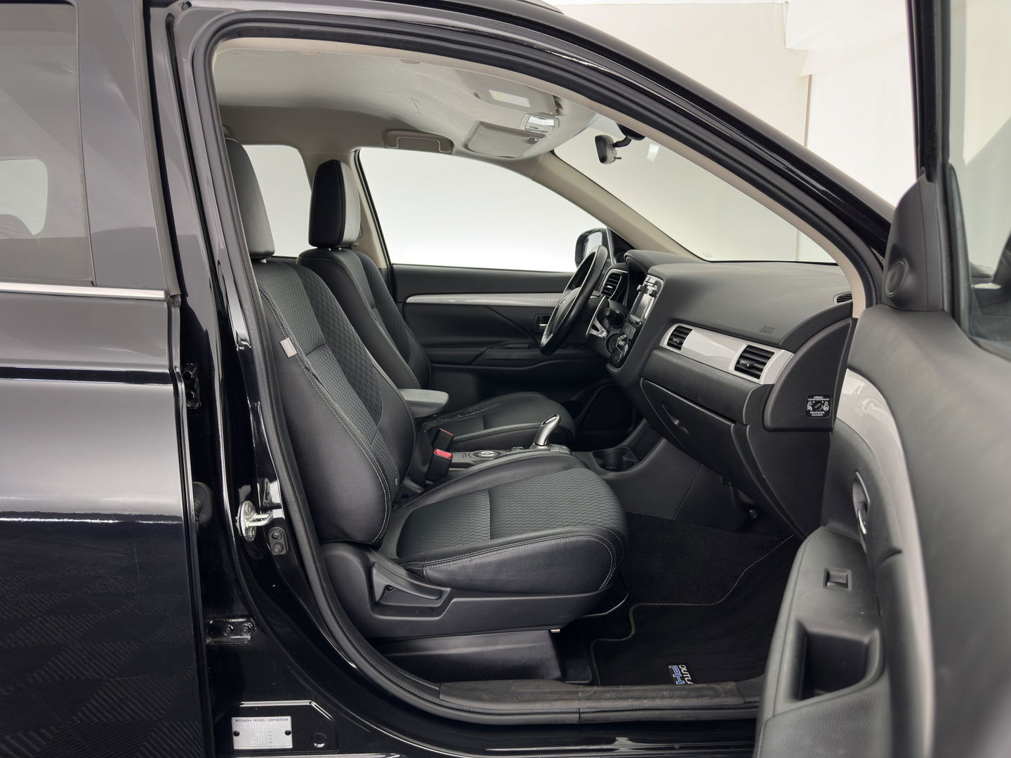 Mitsubishi Outlander 2.0 PHEV Business Edition X-Line Aut. *LEATHER-FABRIC | NAVI-FULLMAP | KEYLESS | CAMERA | COMFORT-SEATS | ECC | PDC | CRUISE | PRIVACY-GLASS | SHIFT-PADDLES |  TOWBAR | 18''ALU*