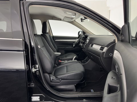 Mitsubishi Outlander 2.0 PHEV Business Edition X-Line Aut. *LEATHER-FABRIC | NAVI-FULLMAP | KEYLESS | CAMERA | COMFORT-SEATS | ECC | PDC | CRUISE | PRIVACY-GLASS | SHIFT-PADDLES |  TOWBAR | 18''ALU*