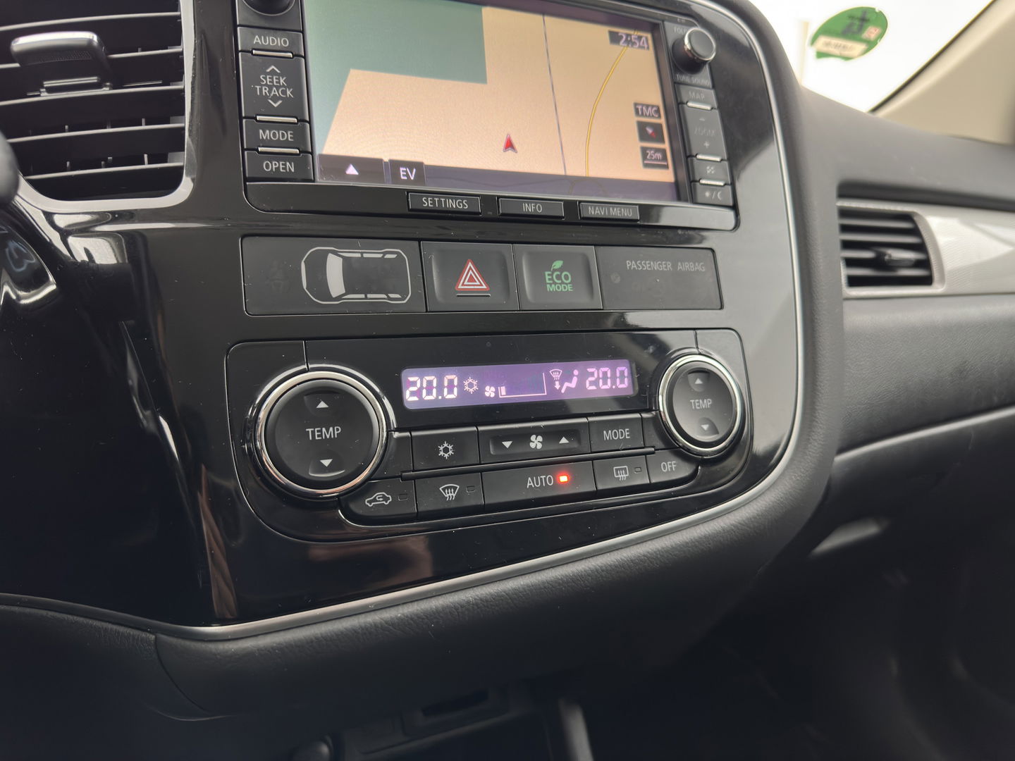 Mitsubishi Outlander 2.0 PHEV Business Edition X-Line (INCL-BTW) Aut. *LEATHER-FABRIC | NAVI-FULLMAP | KEYLESS | CAMERA | COMFORT-SEATS | ECC | CRUISE | PRIVACY-GLASS | SHIFT-PADDLES |  TOWBAR | 18''ALU*