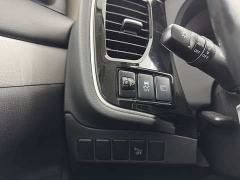 Mitsubishi Outlander 2.0 PHEV Business Edition X-Line Aut. *LEATHER-FABRIC | NAVI-FULLMAP | KEYLESS | CAMERA | COMFORT-SEATS | ECC | PDC | CRUISE | PRIVACY-GLASS | SHIFT-PADDLES |  TOWBAR | 18''ALU*