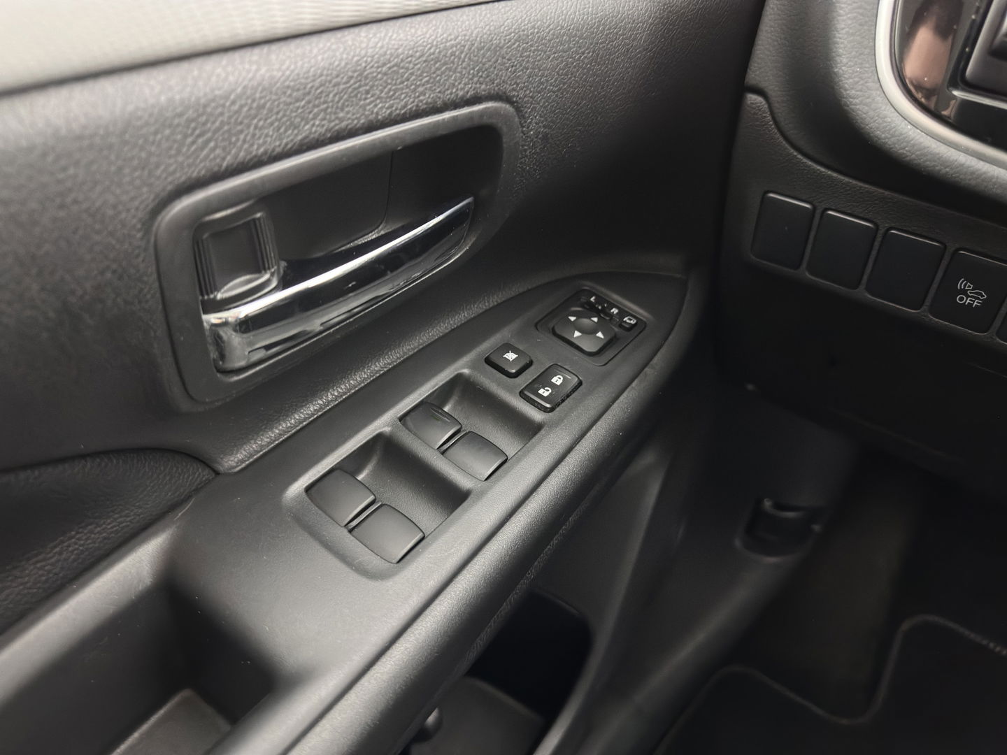 Mitsubishi Outlander 2.0 PHEV Business Edition X-Line (INCL-BTW) Aut. *LEATHER-FABRIC | NAVI-FULLMAP | KEYLESS | CAMERA | COMFORT-SEATS | ECC | CRUISE | PRIVACY-GLASS | SHIFT-PADDLES |  TOWBAR | 18''ALU*