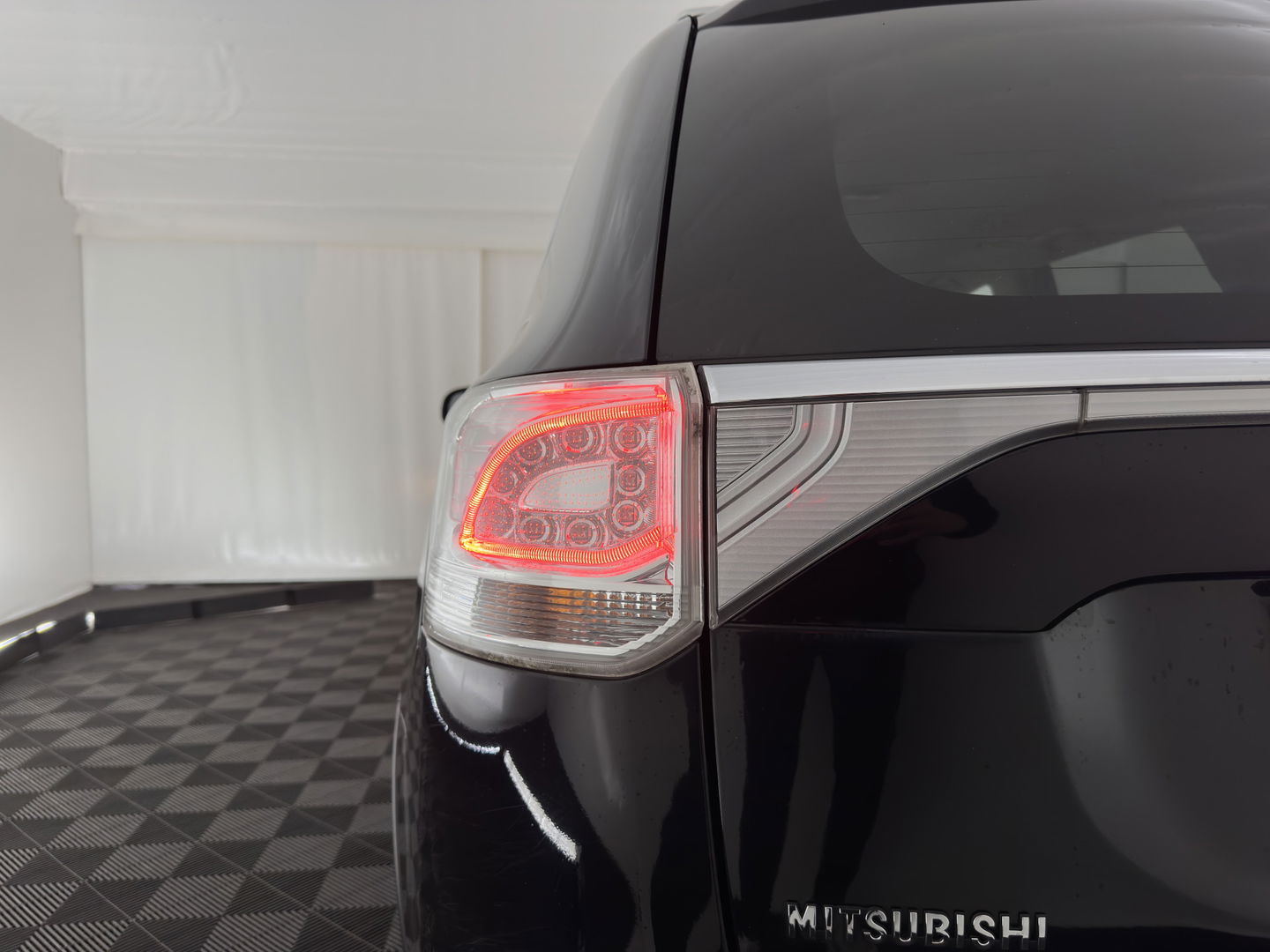 Mitsubishi Outlander 2.0 PHEV Business Edition X-Line Aut. *LEATHER-FABRIC | NAVI-FULLMAP | KEYLESS | CAMERA | COMFORT-SEATS | ECC | PDC | CRUISE | PRIVACY-GLASS | SHIFT-PADDLES |  TOWBAR | 18''ALU*