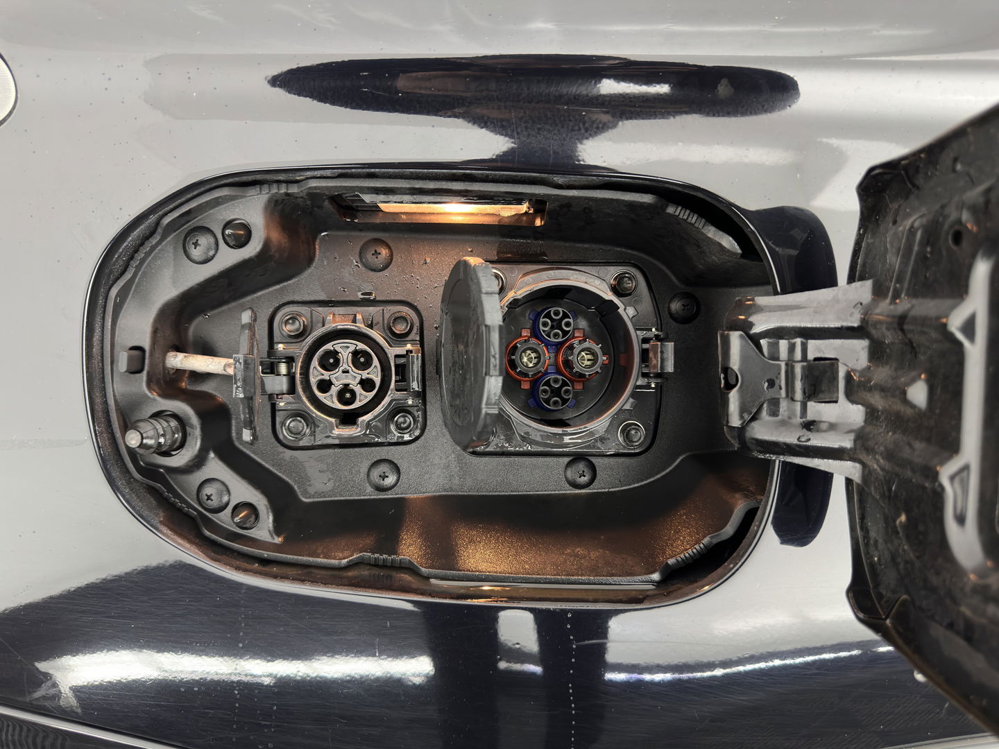 Mitsubishi Outlander 2.0 PHEV Business Edition X-Line Aut. *LEATHER-FABRIC | NAVI-FULLMAP | KEYLESS | CAMERA | COMFORT-SEATS | ECC | PDC | CRUISE | PRIVACY-GLASS | SHIFT-PADDLES |  TOWBAR | 18''ALU*