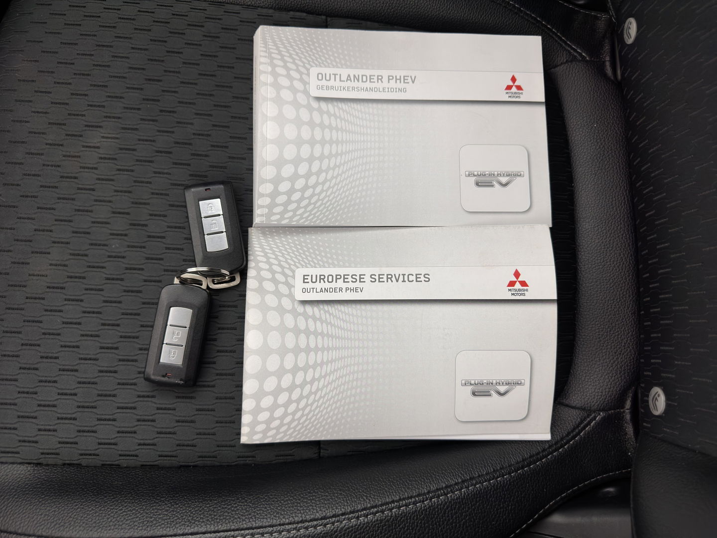 Mitsubishi Outlander 2.0 PHEV Business Edition X-Line (INCL-BTW) Aut. *LEATHER-FABRIC | NAVI-FULLMAP | KEYLESS | CAMERA | COMFORT-SEATS | ECC | CRUISE | PRIVACY-GLASS | SHIFT-PADDLES |  TOWBAR | 18''ALU*