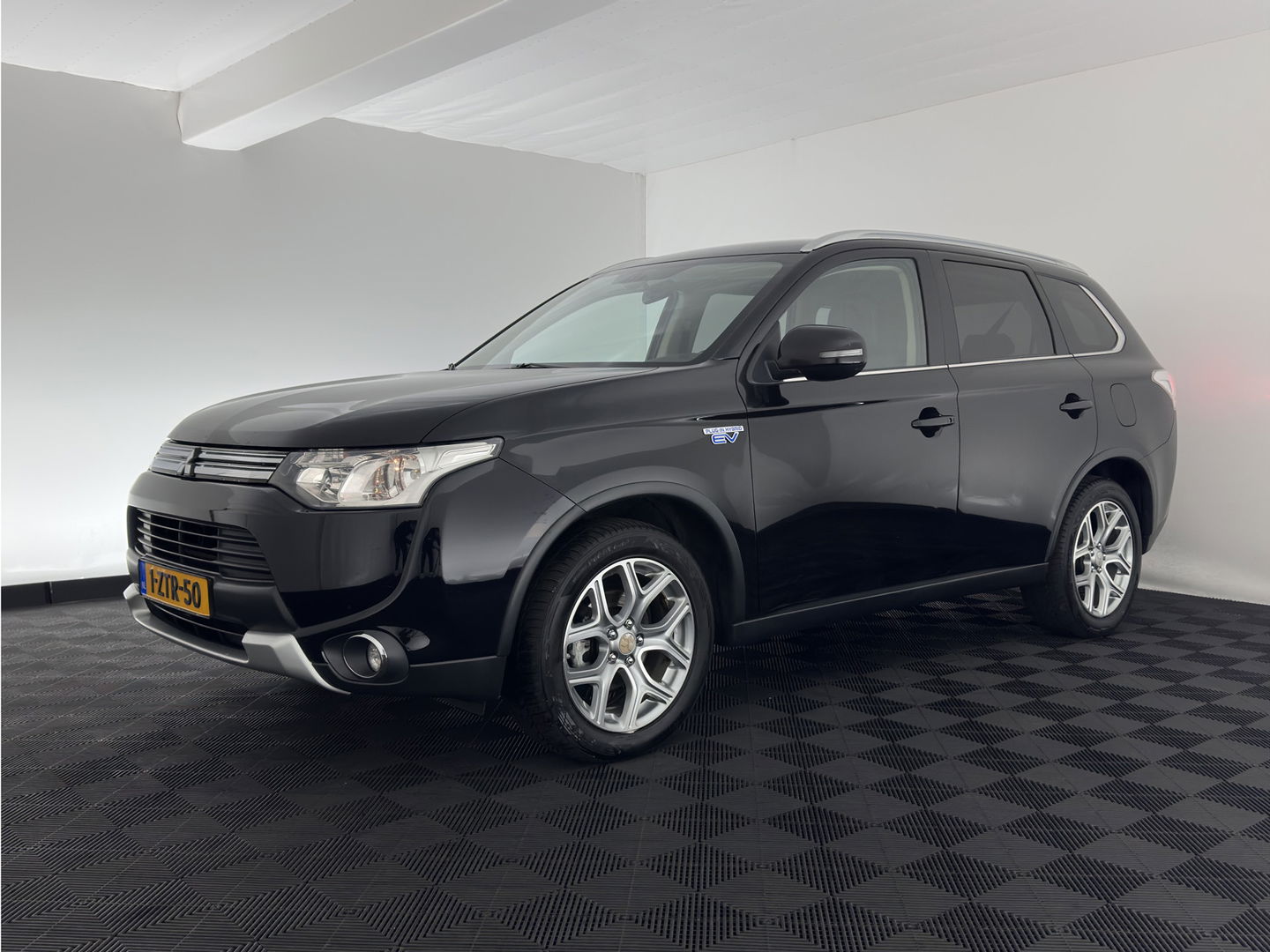 Mitsubishi Outlander 2.0 PHEV Business Edition X-Line Aut. *LEATHER-FABRIC | NAVI-FULLMAP | KEYLESS | CAMERA | COMFORT-SEATS | ECC | PDC | CRUISE | PRIVACY-GLASS | SHIFT-PADDLES |  TOWBAR | 18''ALU*