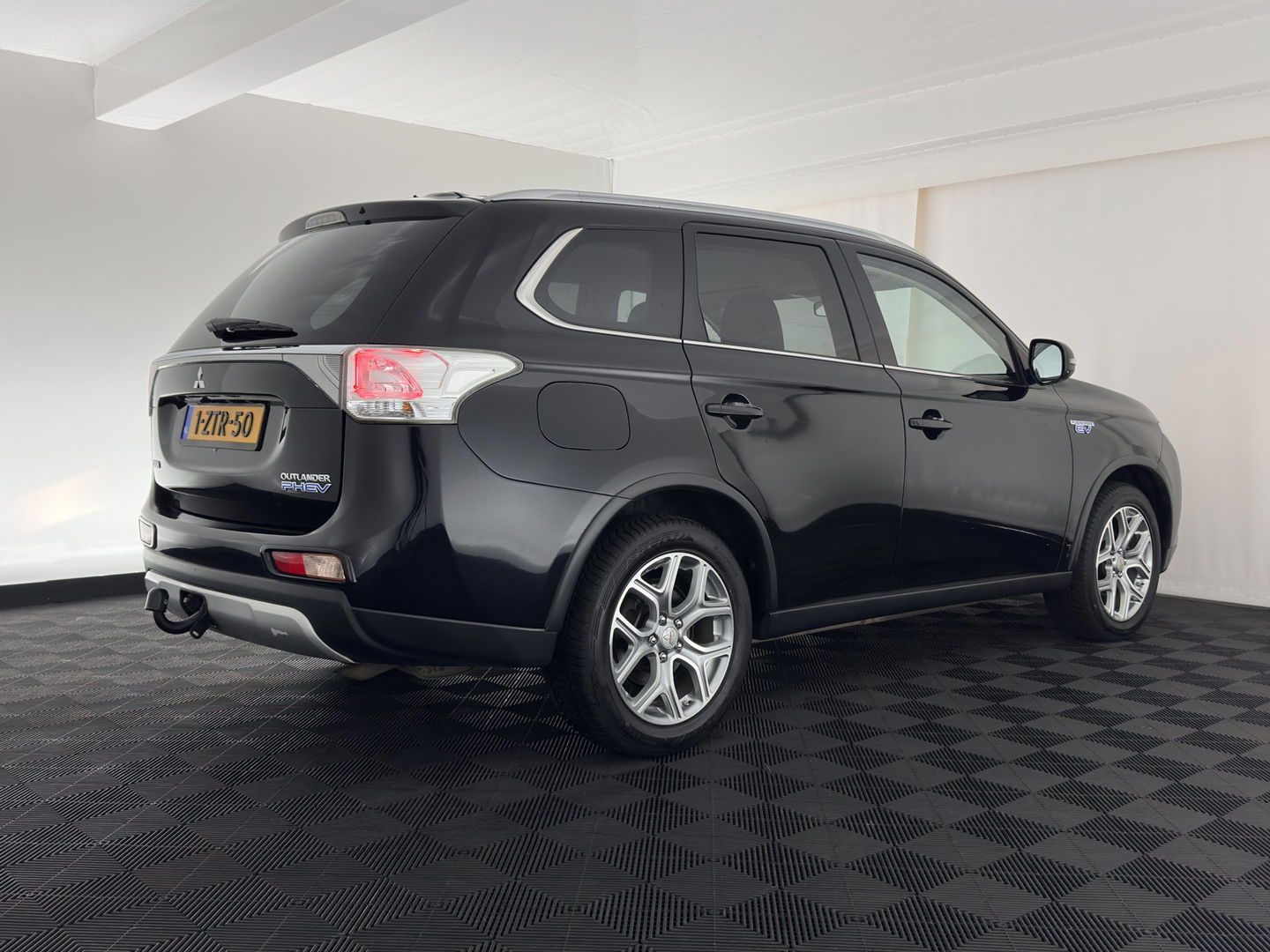 Mitsubishi Outlander 2.0 PHEV Business Edition X-Line (INCL-BTW) Aut. *LEATHER-FABRIC | NAVI-FULLMAP | KEYLESS | CAMERA | COMFORT-SEATS | ECC | CRUISE | PRIVACY-GLASS | SHIFT-PADDLES |  TOWBAR | 18''ALU*