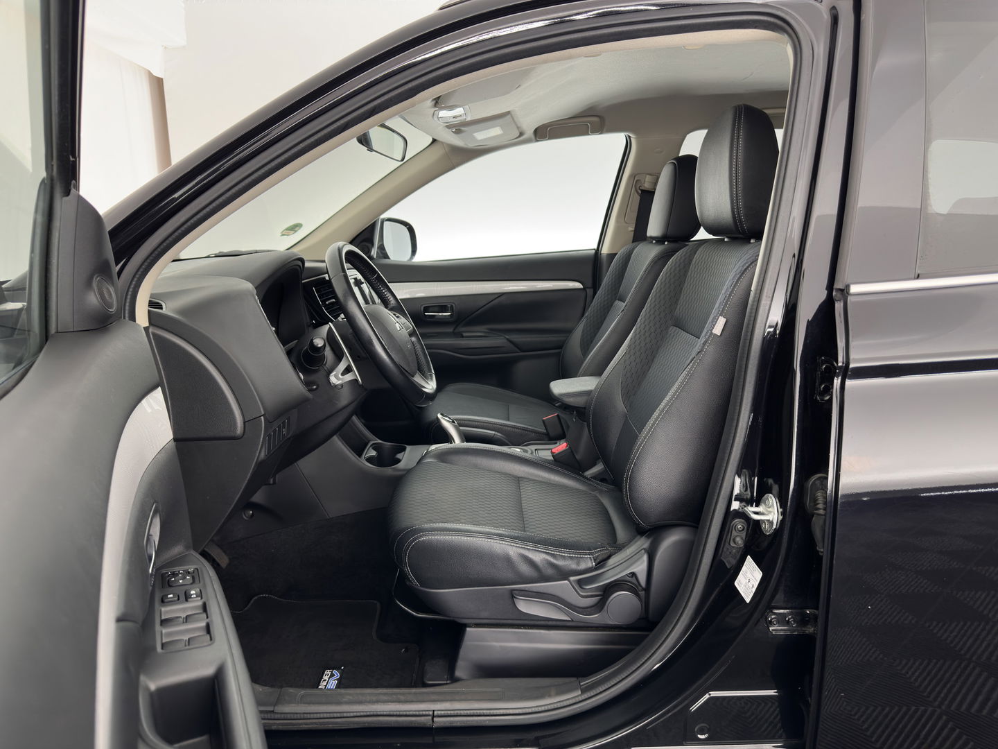 Mitsubishi Outlander 2.0 PHEV Business Edition X-Line Aut. *LEATHER-FABRIC | NAVI-FULLMAP | KEYLESS | CAMERA | COMFORT-SEATS | ECC | PDC | CRUISE | PRIVACY-GLASS | SHIFT-PADDLES |  TOWBAR | 18''ALU*