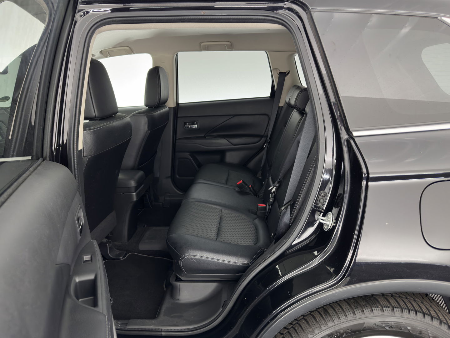 Mitsubishi Outlander 2.0 PHEV Business Edition X-Line Aut. *LEATHER-FABRIC | NAVI-FULLMAP | KEYLESS | CAMERA | COMFORT-SEATS | ECC | PDC | CRUISE | PRIVACY-GLASS | SHIFT-PADDLES |  TOWBAR | 18''ALU*