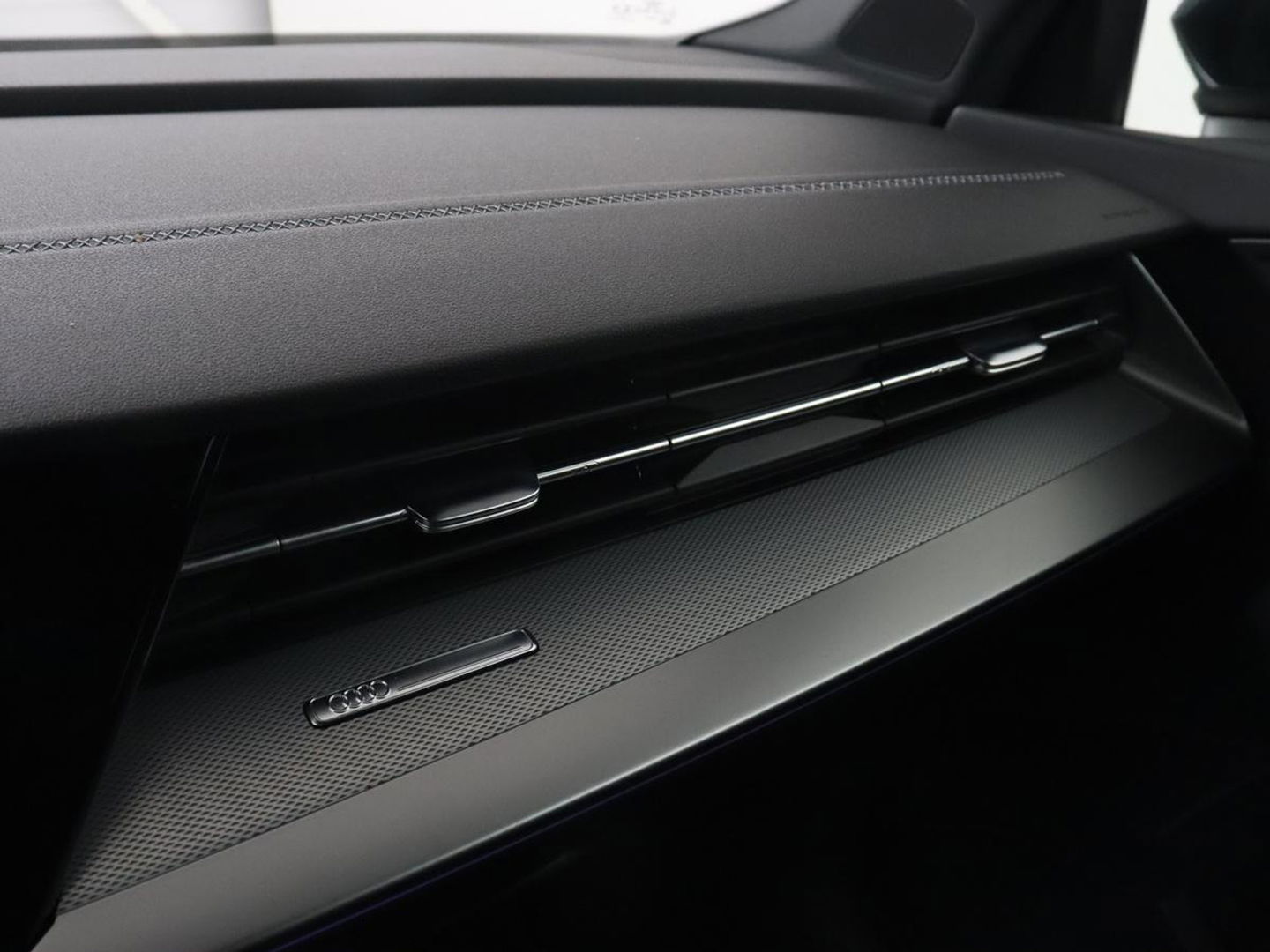 Audi A3 30 TFSI edition one | Stoelverwarming | Matrix LED | Virtual Cockpit | Carplay | Half leder | Navigatie | Parkeerhulp