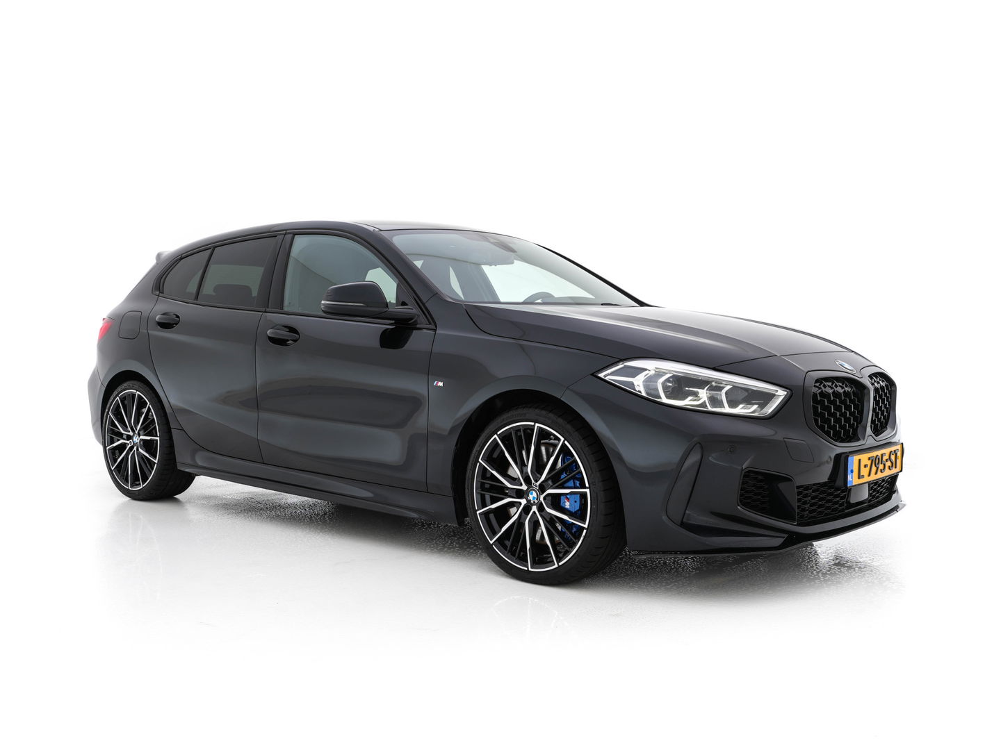 BMW 1-serie M135i xDrive M-Sportpack High Executive Aut. *ALCANTARA-MICROFIBRE | FULL-LED | HEATED-SPORTSEATS | SHIFT-PADDLES | DIGI-COCKPIT | HEAD-UP | NAVI-FULLMAP | DAB+ | PRIVACY-GLASS | AMBIENT-LIGHT | CARBON-INLAY | CARPLAY | 19''ALU*