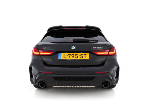 BMW 1-serie M135i xDrive M-Sportpack High Executive Aut. *ALCANTARA-MICROFIBRE | FULL-LED | HEATED-SPORTSEATS | SHIFT-PADDLES | DIGI-COCKPIT | HEAD-UP | NAVI-FULLMAP | DAB+ | PRIVACY-GLASS | AMBIENT-LIGHT | CARBON-INLAY | CARPLAY | 19''ALU*